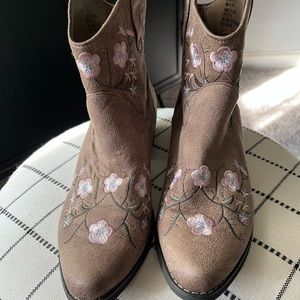 Size 7 Just Fab embroidered cowgirl booties